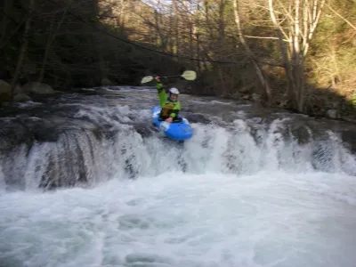 Pierre franchit un petit barrage peu après la chute en 5+.